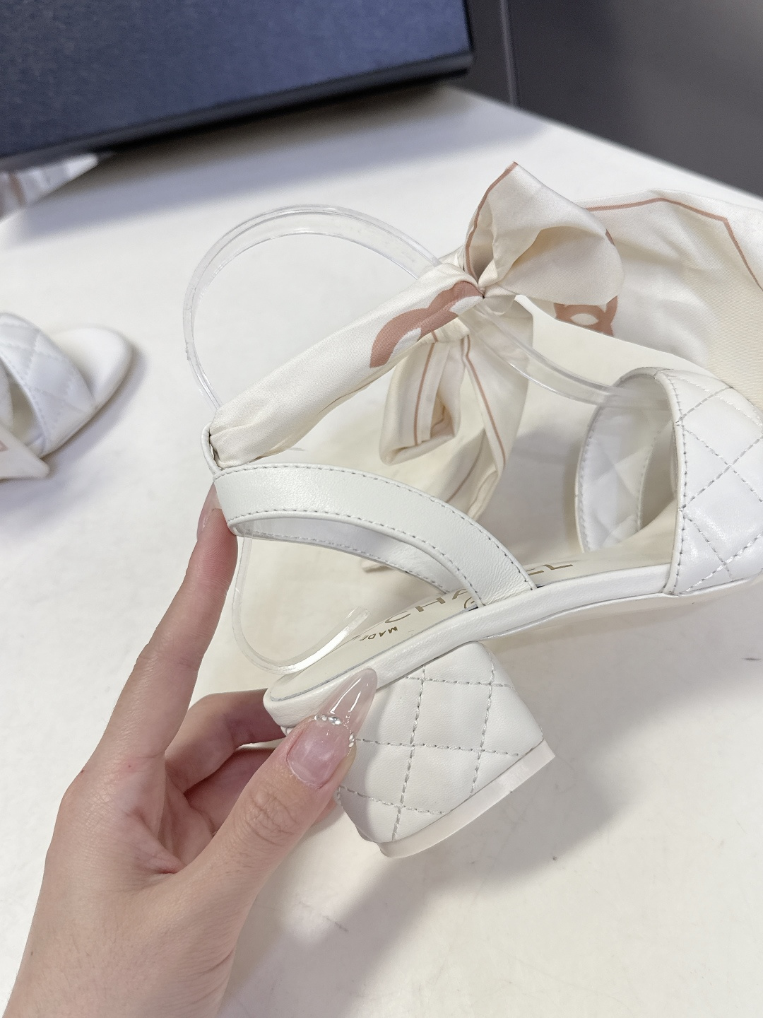 CHANEL香奈儿春夏最新款菱格纹蝴蝶结粗跟凉鞋超多明星网红种草 鞋面采用经典菱格绗缝工艺 是香奈儿的标