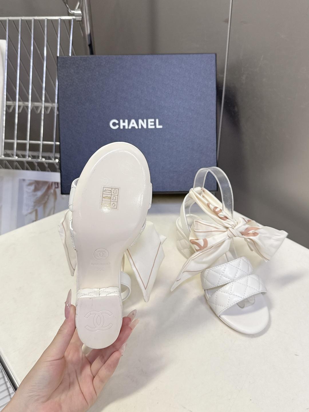 CHANEL香奈儿春夏最新款菱格纹蝴蝶结粗跟凉鞋超多明星网红种草 鞋面采用经典菱格绗缝工艺 是香奈儿的标