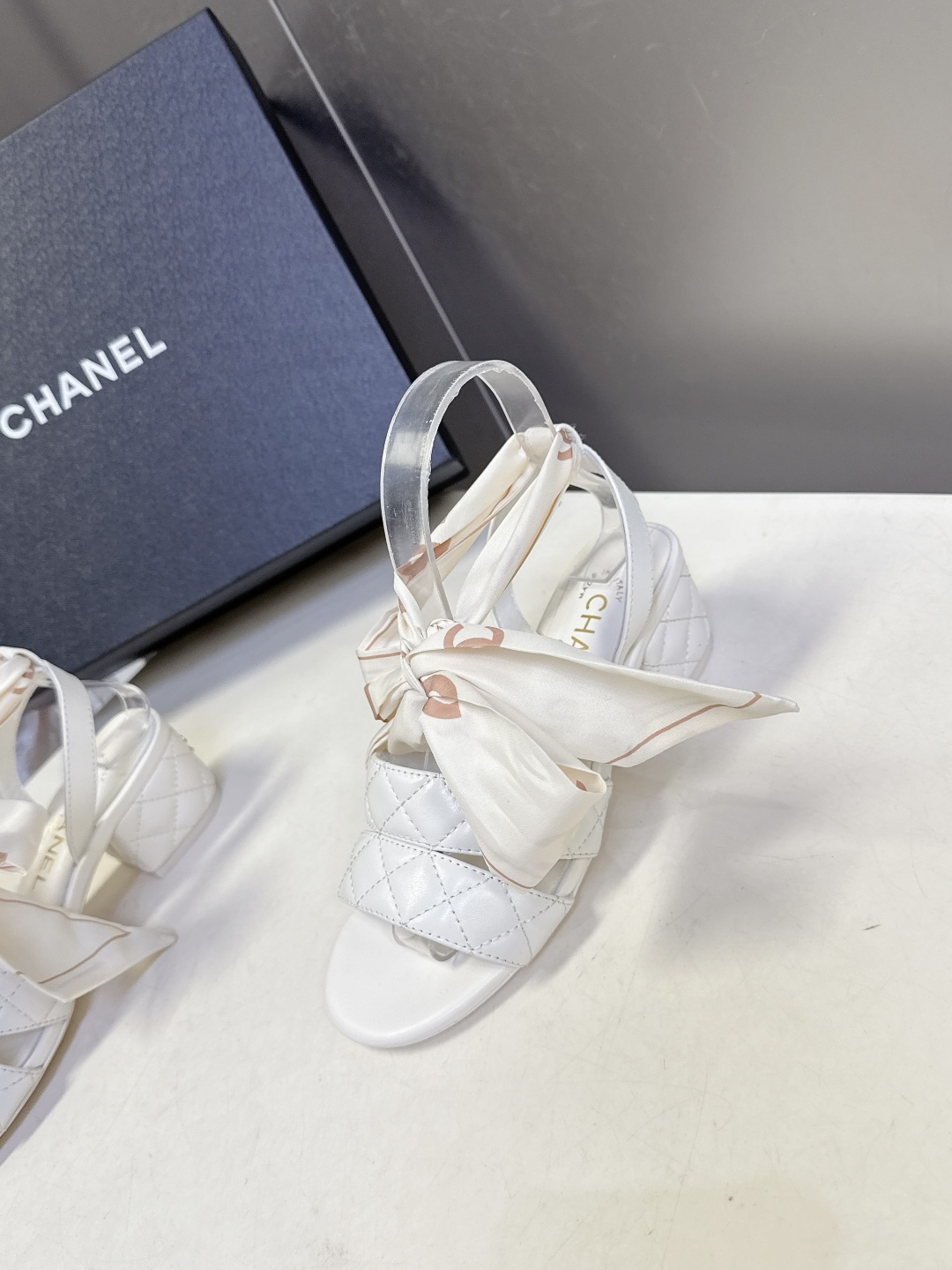 CHANEL香奈儿春夏最新款菱格纹蝴蝶结粗跟凉鞋超多明星网红种草 鞋面采用经典菱格绗缝工艺 是香奈儿的标