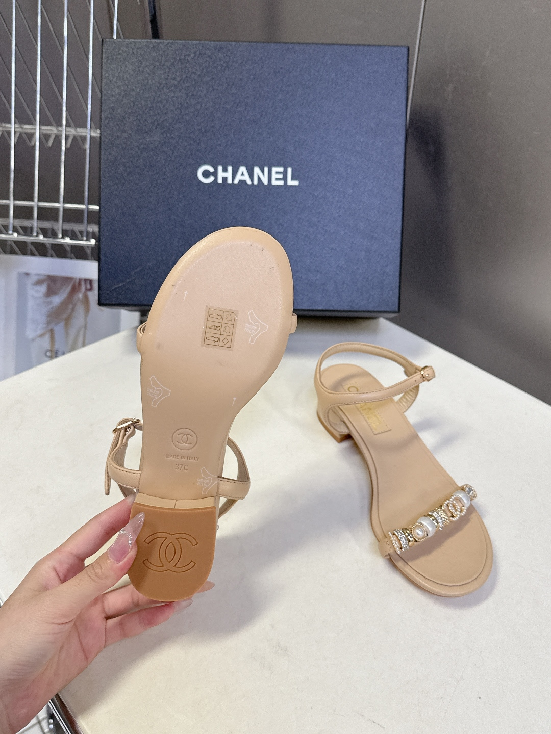 香奈儿CHANEL春夏最新款s珍珠链条粗跟一字带凉鞋超多明星网红种草 鞋头一字带印有双C定制金属扣 原版