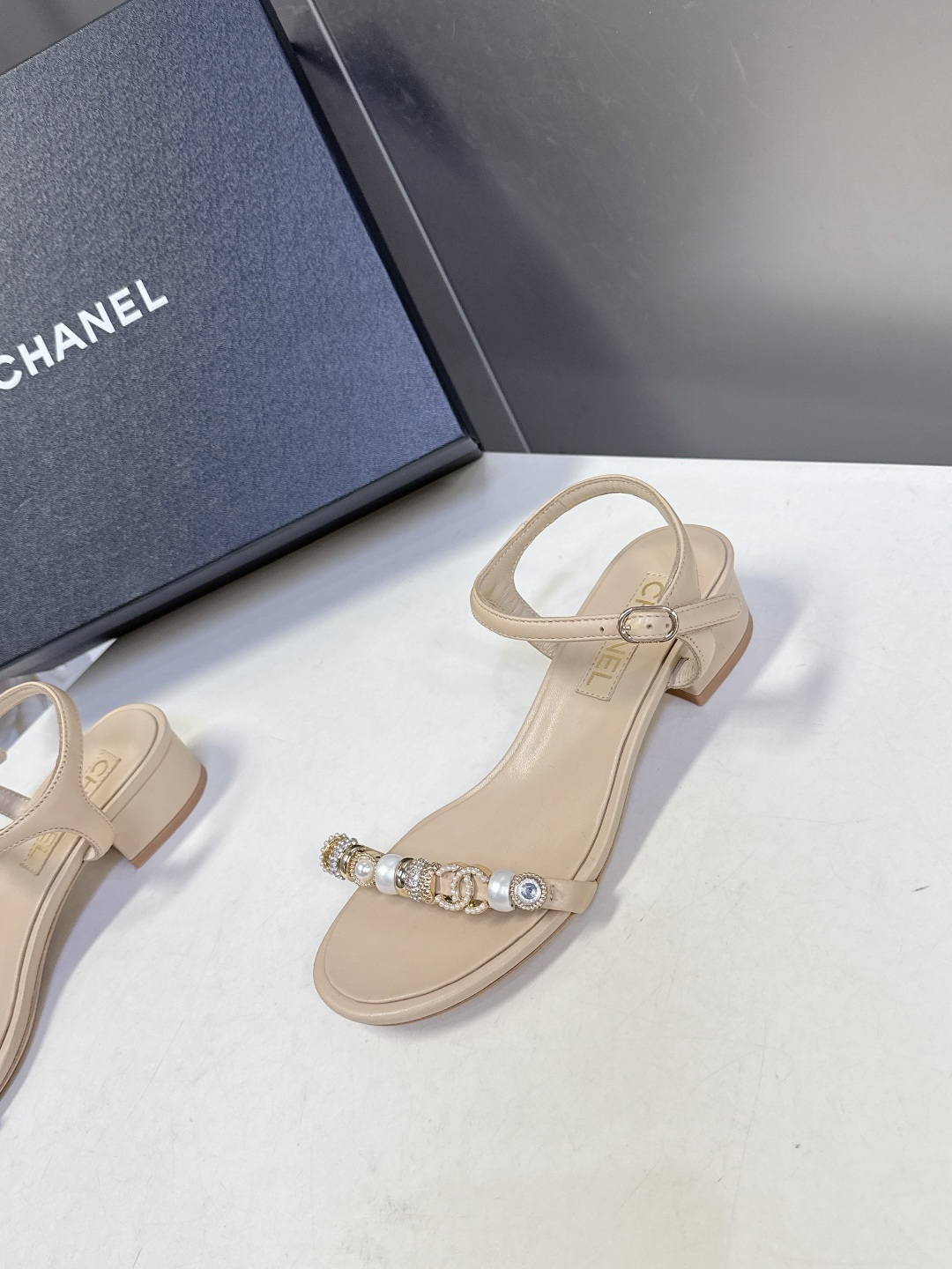 香奈儿CHANEL春夏最新款s珍珠链条粗跟一字带凉鞋超多明星网红种草 鞋头一字带印有双C定制金属扣 原版