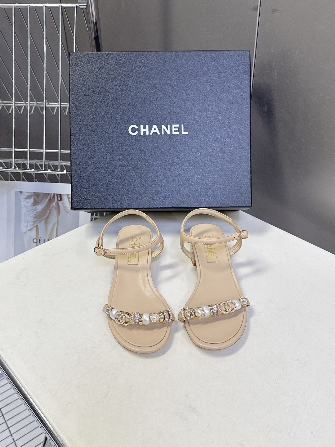 香奈儿CHANEL春夏最新款s珍珠链条粗跟一字带凉鞋超多明星网红种草 鞋头一字带印有双C定制金属扣 原版