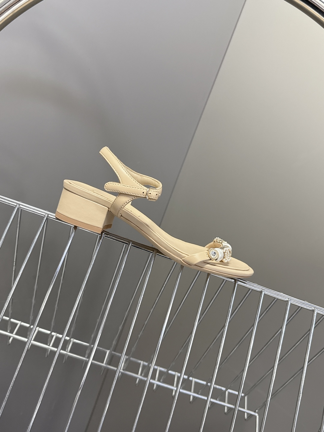 香奈儿CHANEL春夏最新款s珍珠链条粗跟一字带凉鞋超多明星网红种草 鞋头一字带印有双C定制金属扣 原版