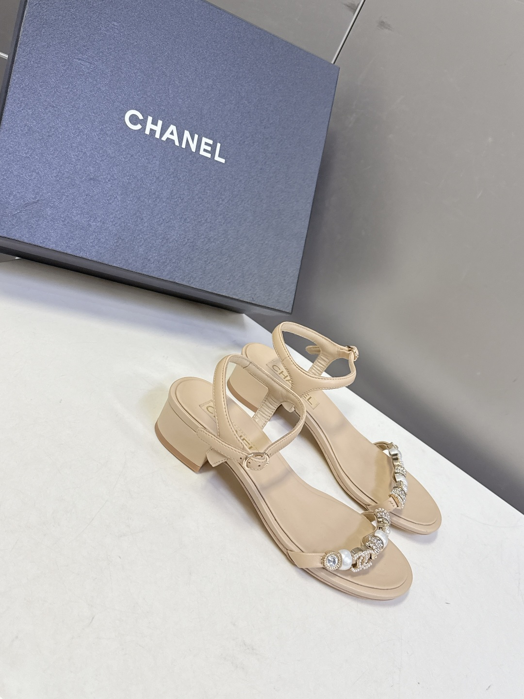 香奈儿CHANEL春夏最新款s珍珠链条粗跟一字带凉鞋超多明星网红种草 鞋头一字带印有双C定制金属扣 原版