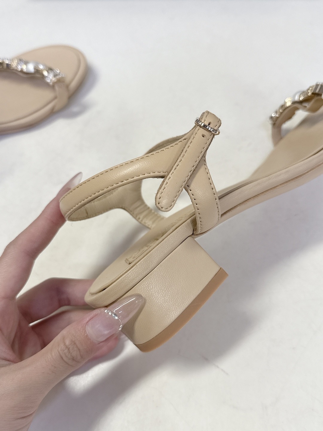 香奈儿CHANEL春夏最新款s珍珠链条粗跟一字带凉鞋超多明星网红种草 鞋头一字带印有双C定制金属扣 原版