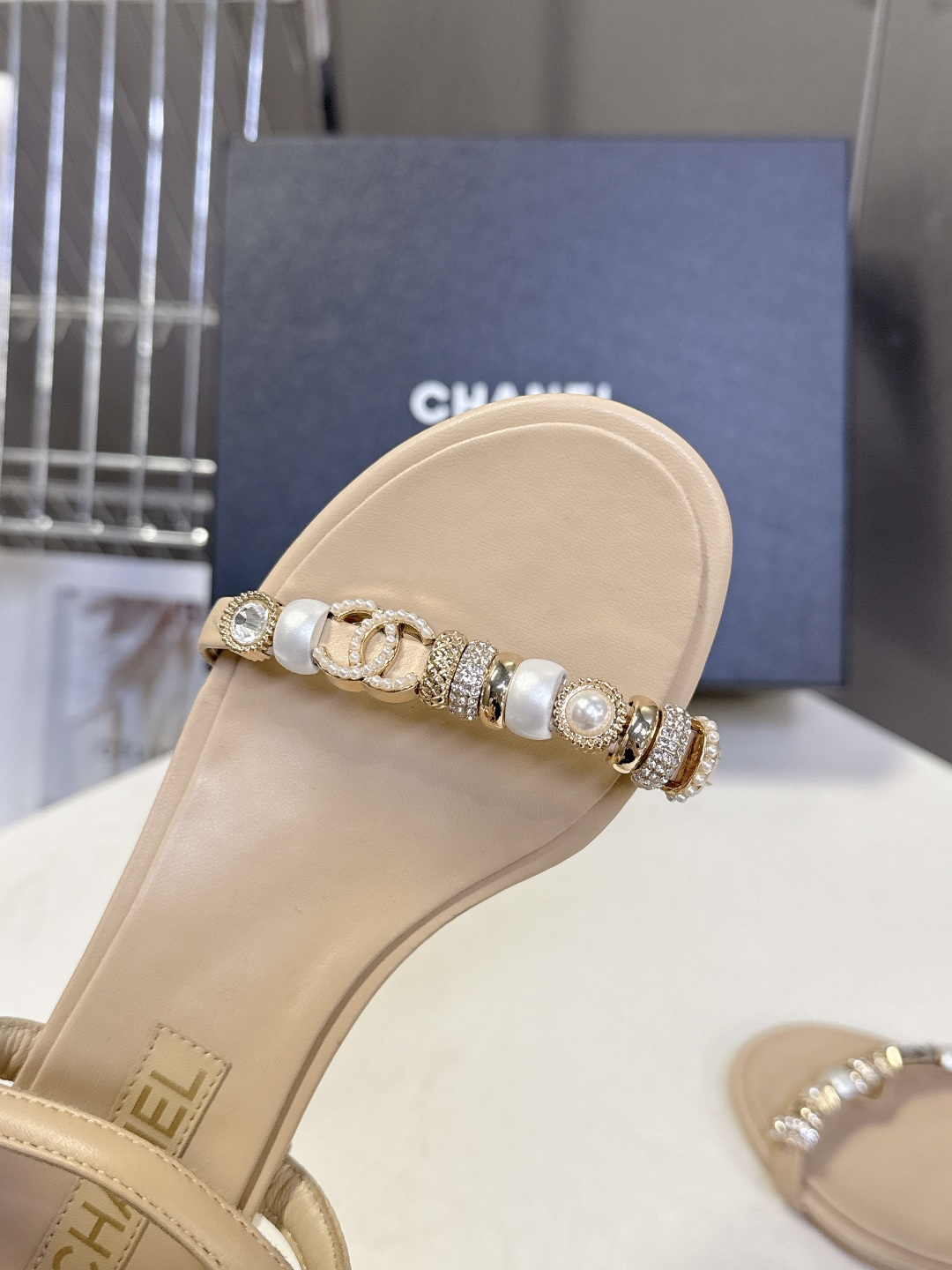 香奈儿CHANEL春夏最新款s珍珠链条粗跟一字带凉鞋超多明星网红种草 鞋头一字带印有双C定制金属扣 原版