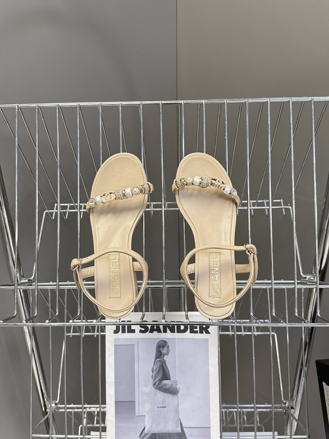 香奈儿CHANEL春夏最新款s珍珠链条粗跟一字带凉鞋超多明星网红种草 鞋头一字带印有双C定制金属扣 原版