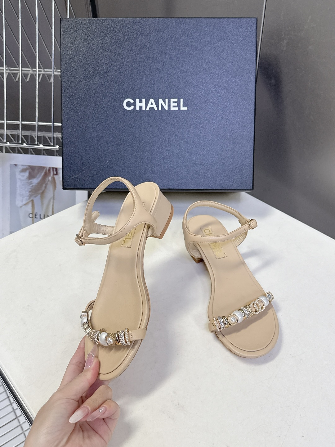 香奈儿CHANEL春夏最新款s珍珠链条粗跟一字带凉鞋超多明星网红种草 鞋头一字带印有双C定制金属扣 原版