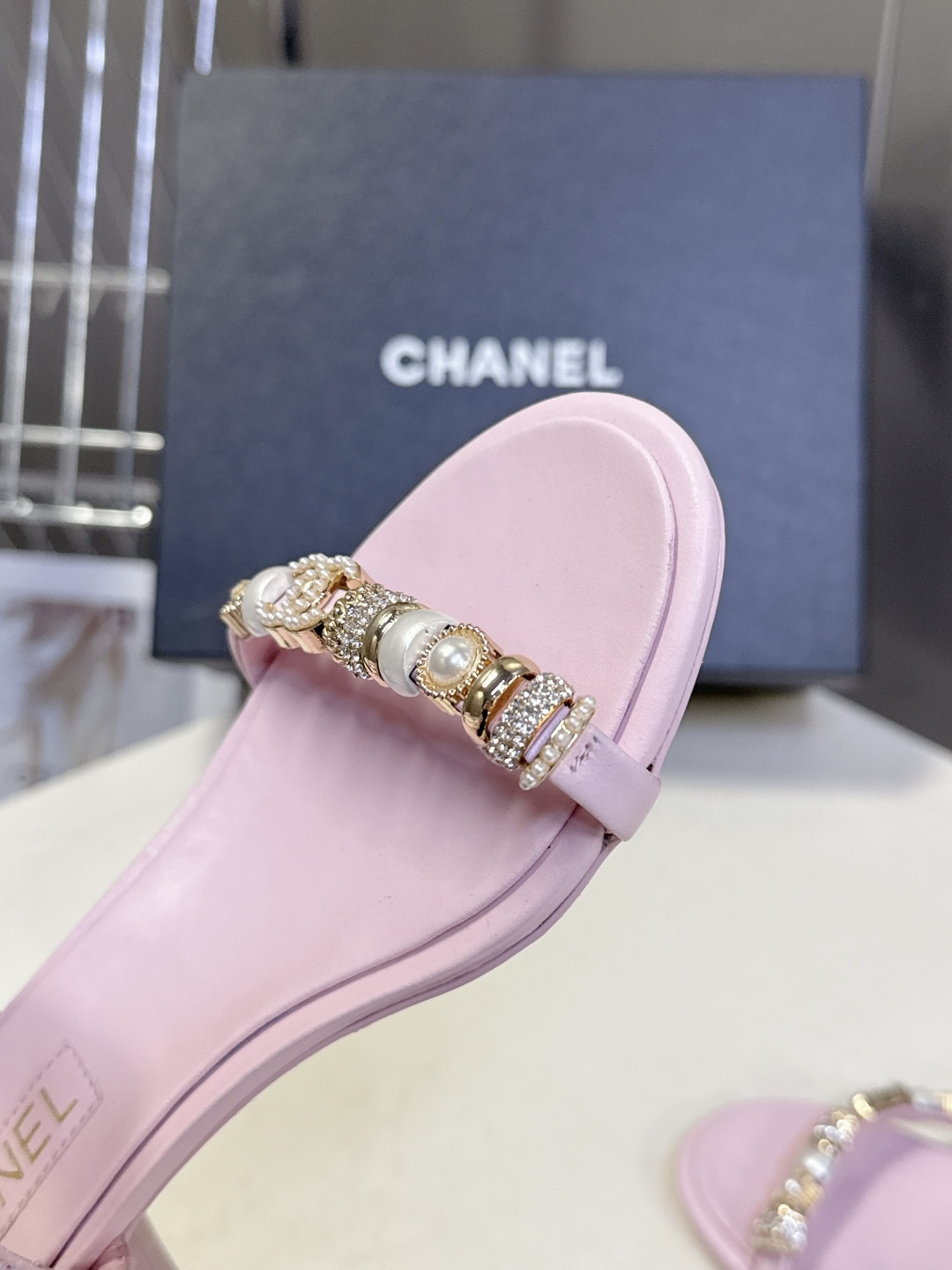 香奈儿CHANEL春夏最新款s珍珠链条粗跟一字带凉鞋超多明星网红种草 鞋头一字带印有双C定制金属扣 原版