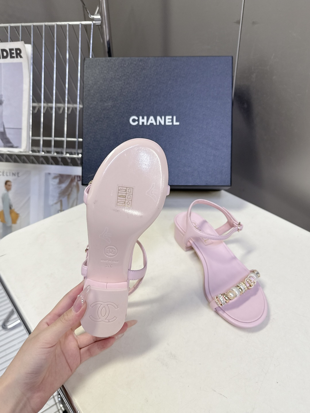 香奈儿CHANEL春夏最新款s珍珠链条粗跟一字带凉鞋超多明星网红种草 鞋头一字带印有双C定制金属扣 原版