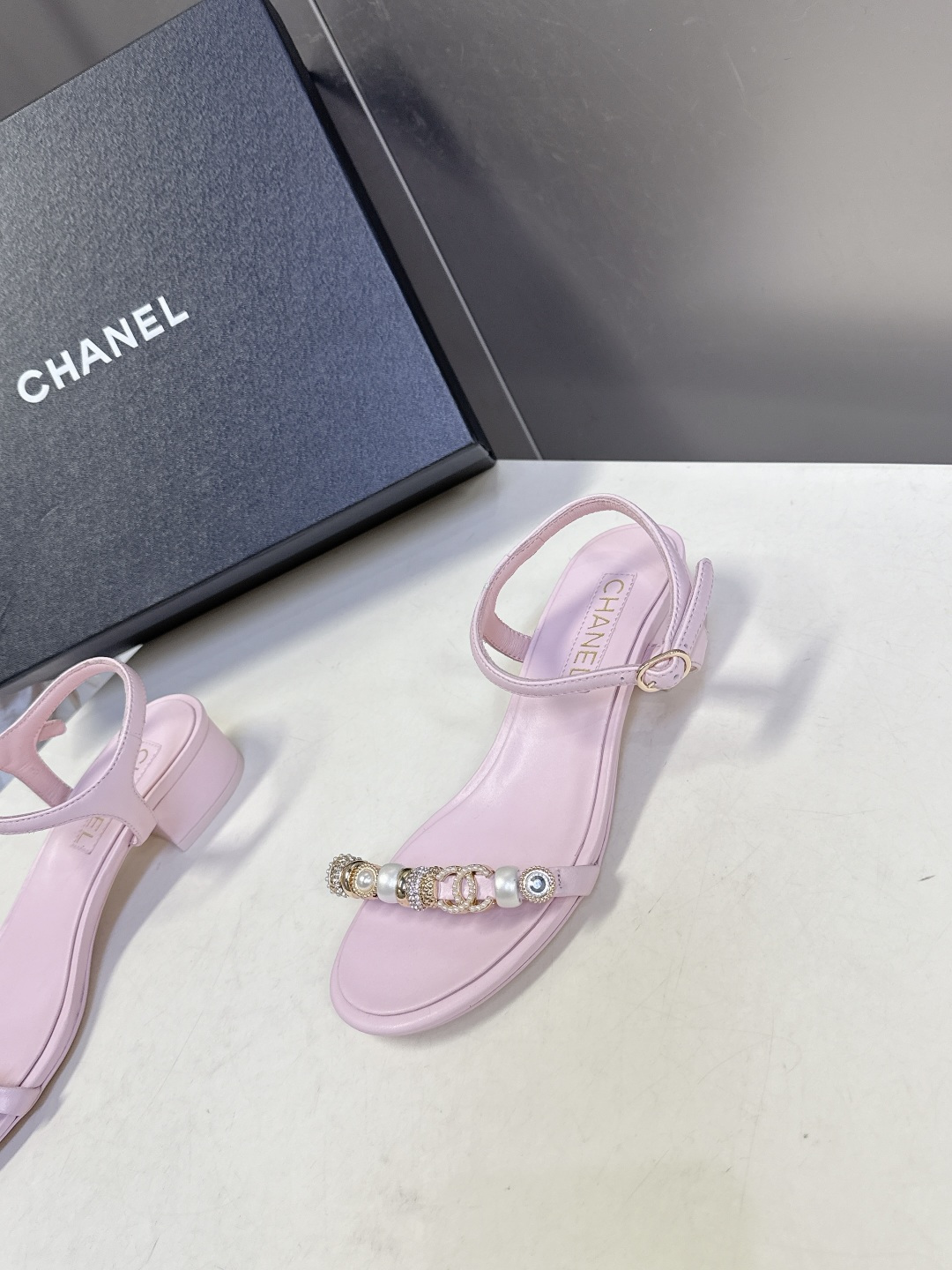 香奈儿CHANEL春夏最新款s珍珠链条粗跟一字带凉鞋超多明星网红种草 鞋头一字带印有双C定制金属扣 原版