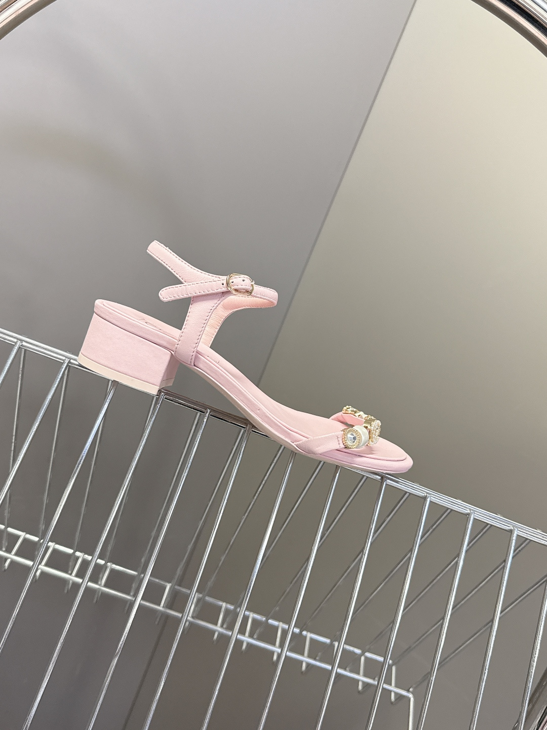 香奈儿CHANEL春夏最新款s珍珠链条粗跟一字带凉鞋超多明星网红种草 鞋头一字带印有双C定制金属扣 原版