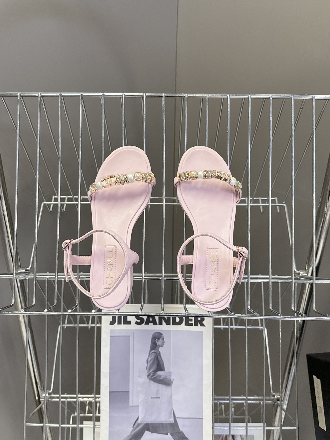 香奈儿CHANEL春夏最新款s珍珠链条粗跟一字带凉鞋超多明星网红种草 鞋头一字带印有双C定制金属扣 原版