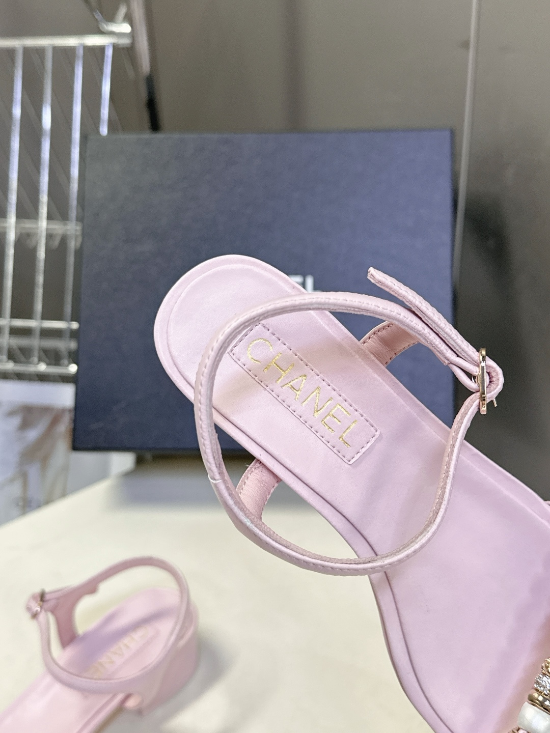 香奈儿CHANEL春夏最新款s珍珠链条粗跟一字带凉鞋超多明星网红种草 鞋头一字带印有双C定制金属扣 原版