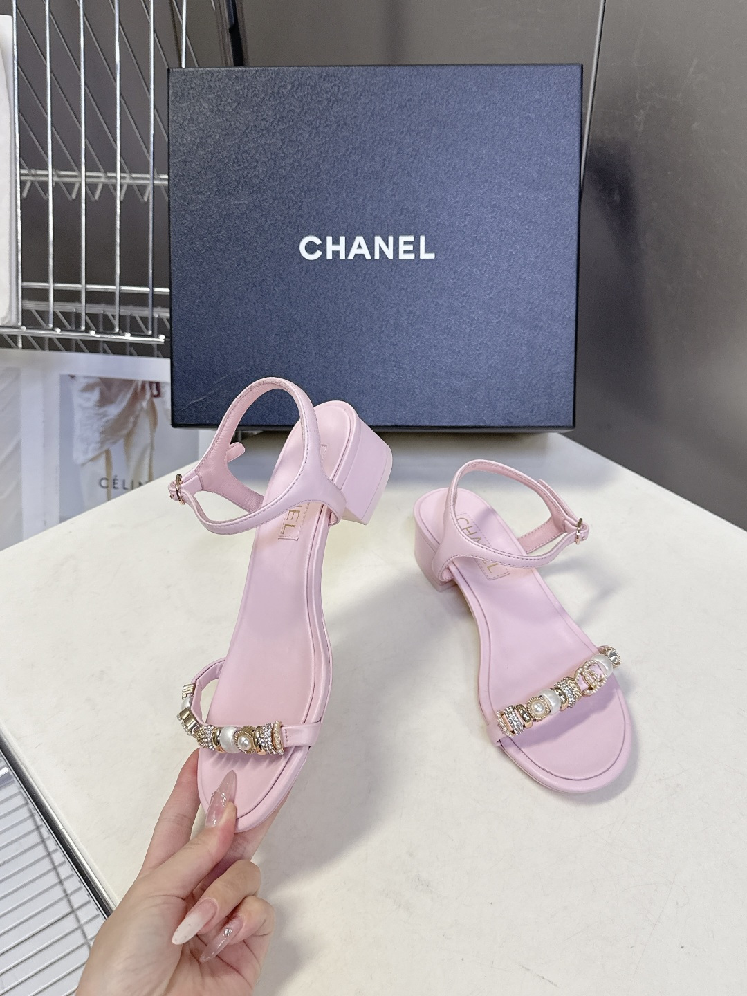 香奈儿CHANEL春夏最新款s珍珠链条粗跟一字带凉鞋超多明星网红种草 鞋头一字带印有双C定制金属扣 原版