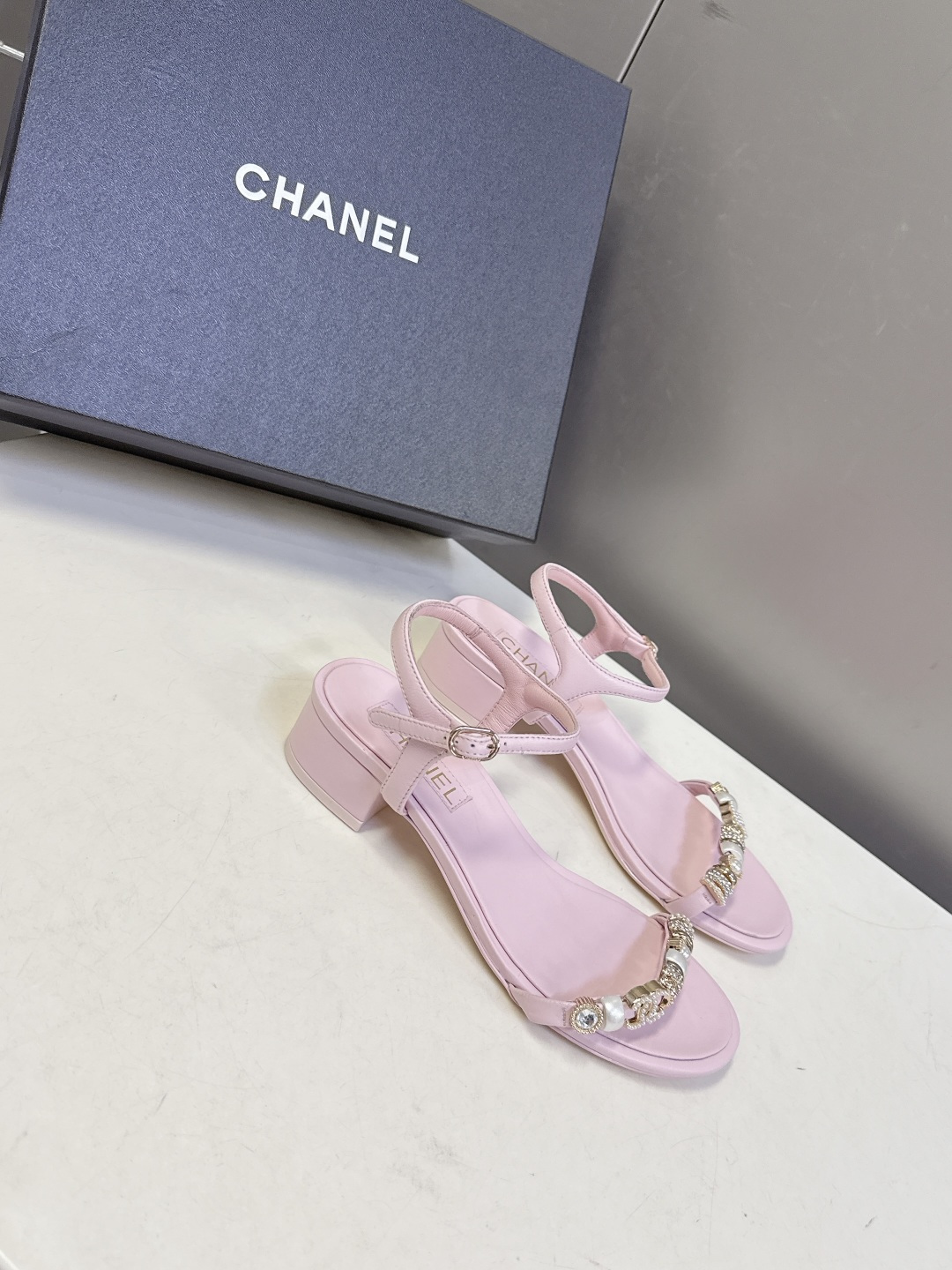 香奈儿CHANEL春夏最新款s珍珠链条粗跟一字带凉鞋超多明星网红种草 鞋头一字带印有双C定制金属扣 原版