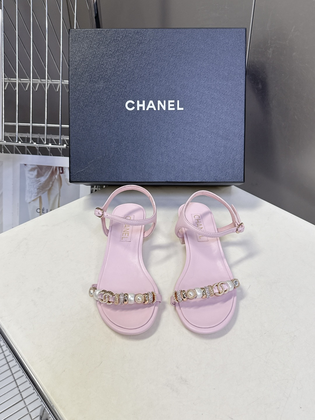 香奈儿CHANEL春夏最新款s珍珠链条粗跟一字带凉鞋超多明星网红种草 鞋头一字带印有双C定制金属扣 原版