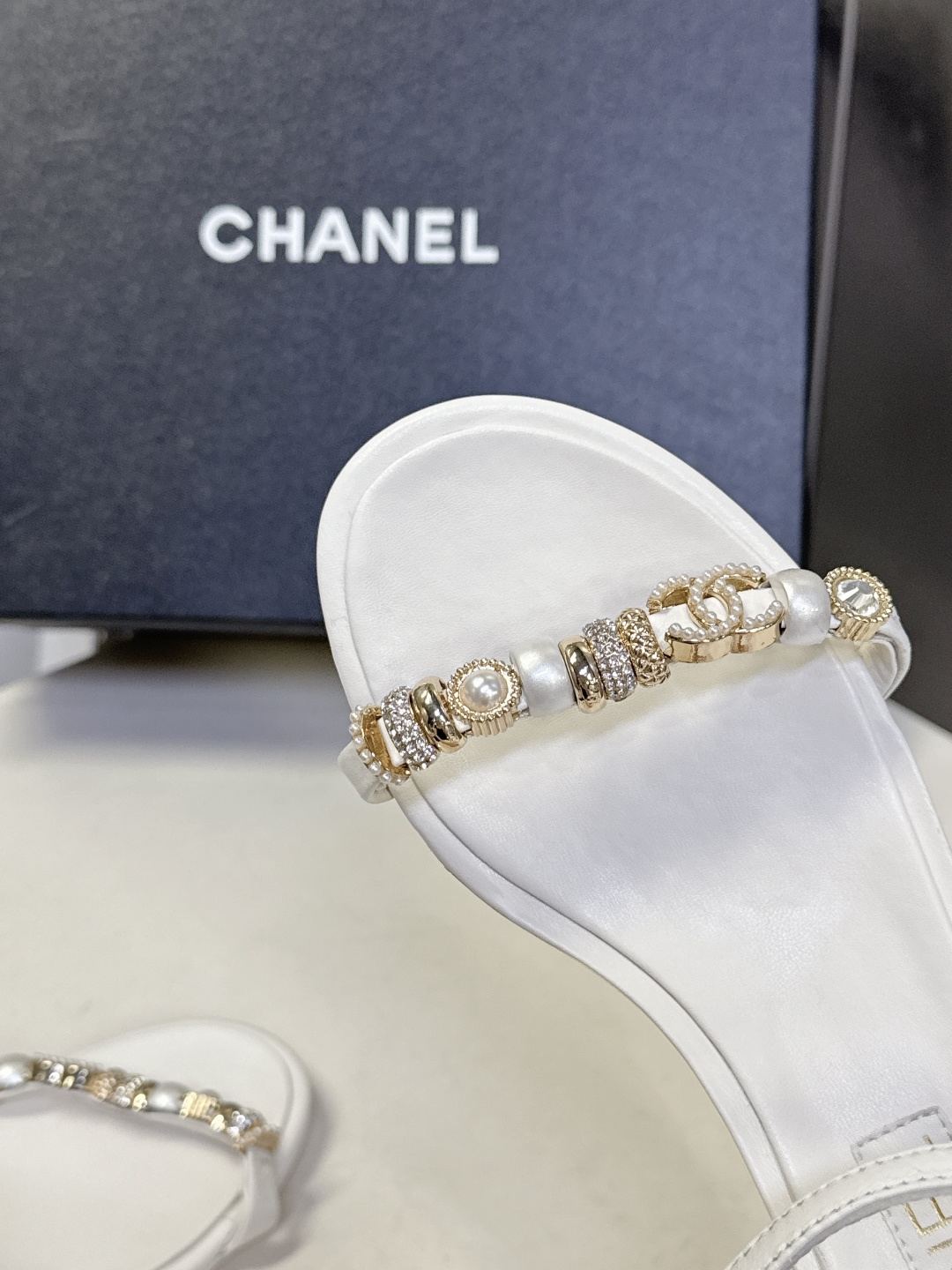 香奈儿CHANEL春夏最新款s珍珠链条粗跟一字带凉鞋超多明星网红种草 鞋头一字带印有双C定制金属扣 原版