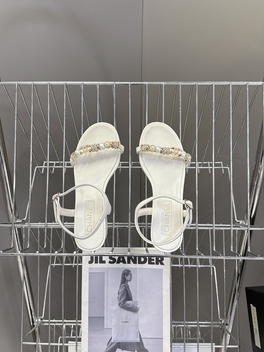 香奈儿CHANEL春夏最新款s珍珠链条粗跟一字带凉鞋超多明星网红种草 鞋头一字带印有双C定制金属扣 原版