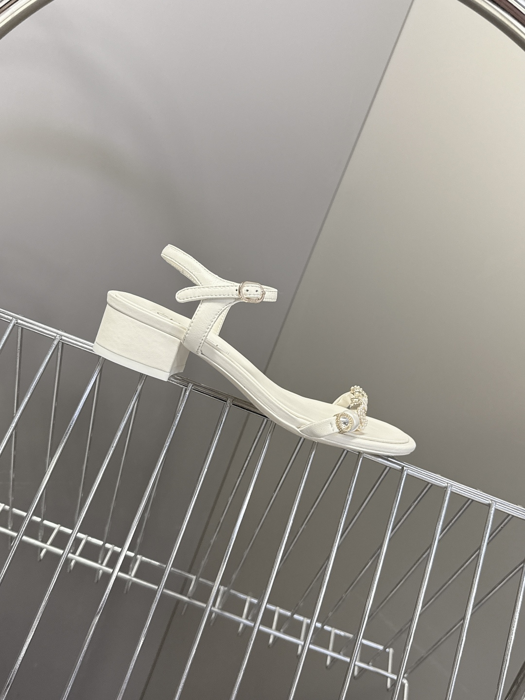 香奈儿CHANEL春夏最新款s珍珠链条粗跟一字带凉鞋超多明星网红种草 鞋头一字带印有双C定制金属扣 原版