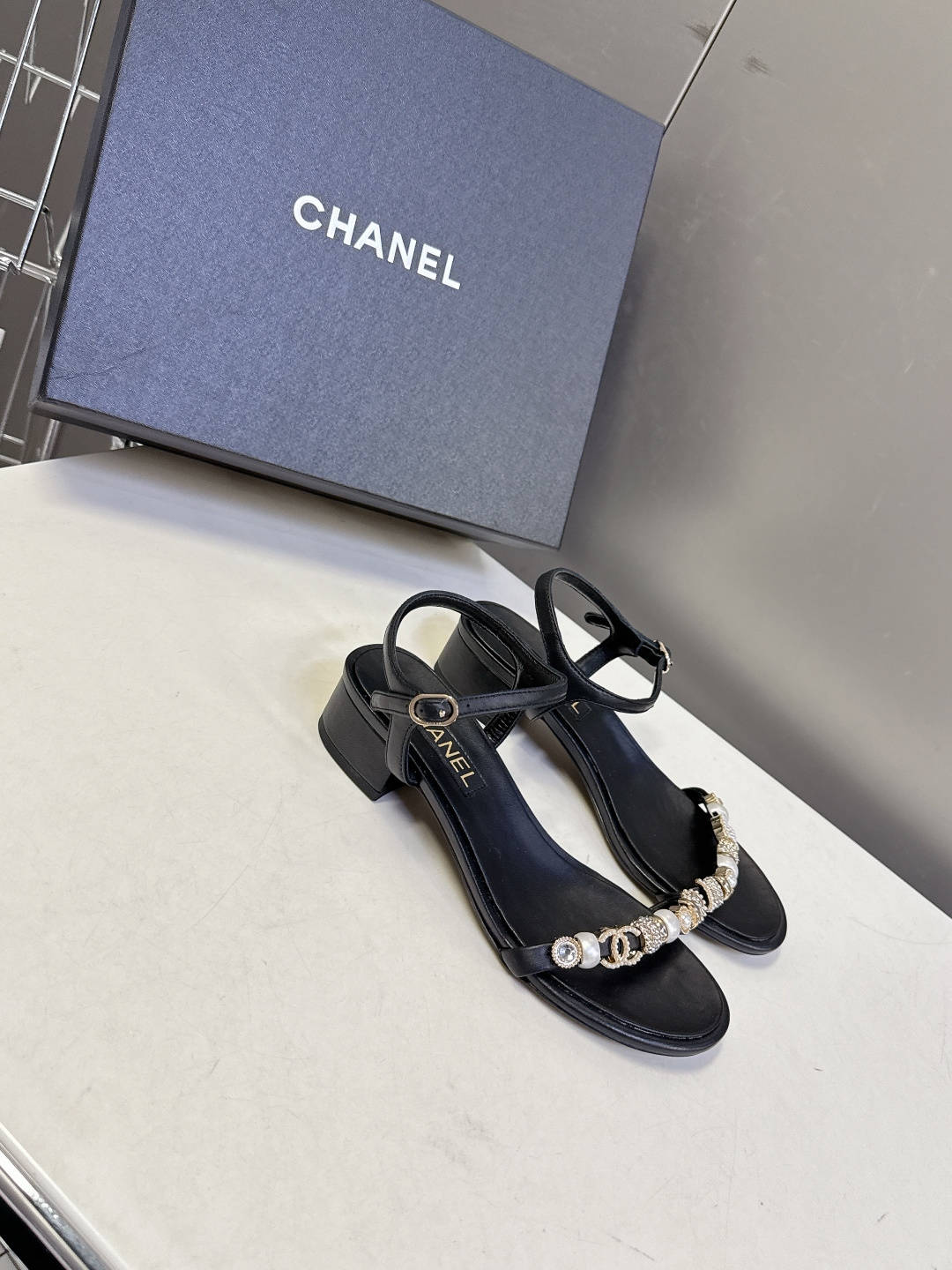 香奈儿CHANEL春夏最新款s珍珠链条粗跟一字带凉鞋超多明星网红种草 鞋头一字带印有双C定制金属扣 原版