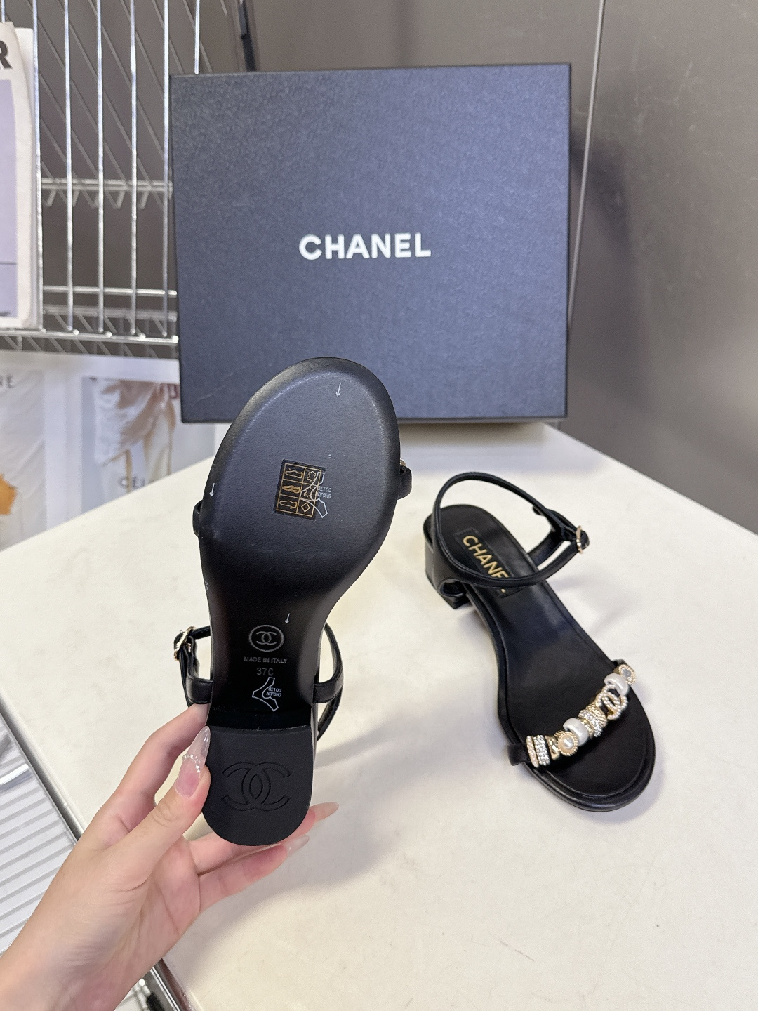 香奈儿CHANEL春夏最新款s珍珠链条粗跟一字带凉鞋超多明星网红种草 鞋头一字带印有双C定制金属扣 原版