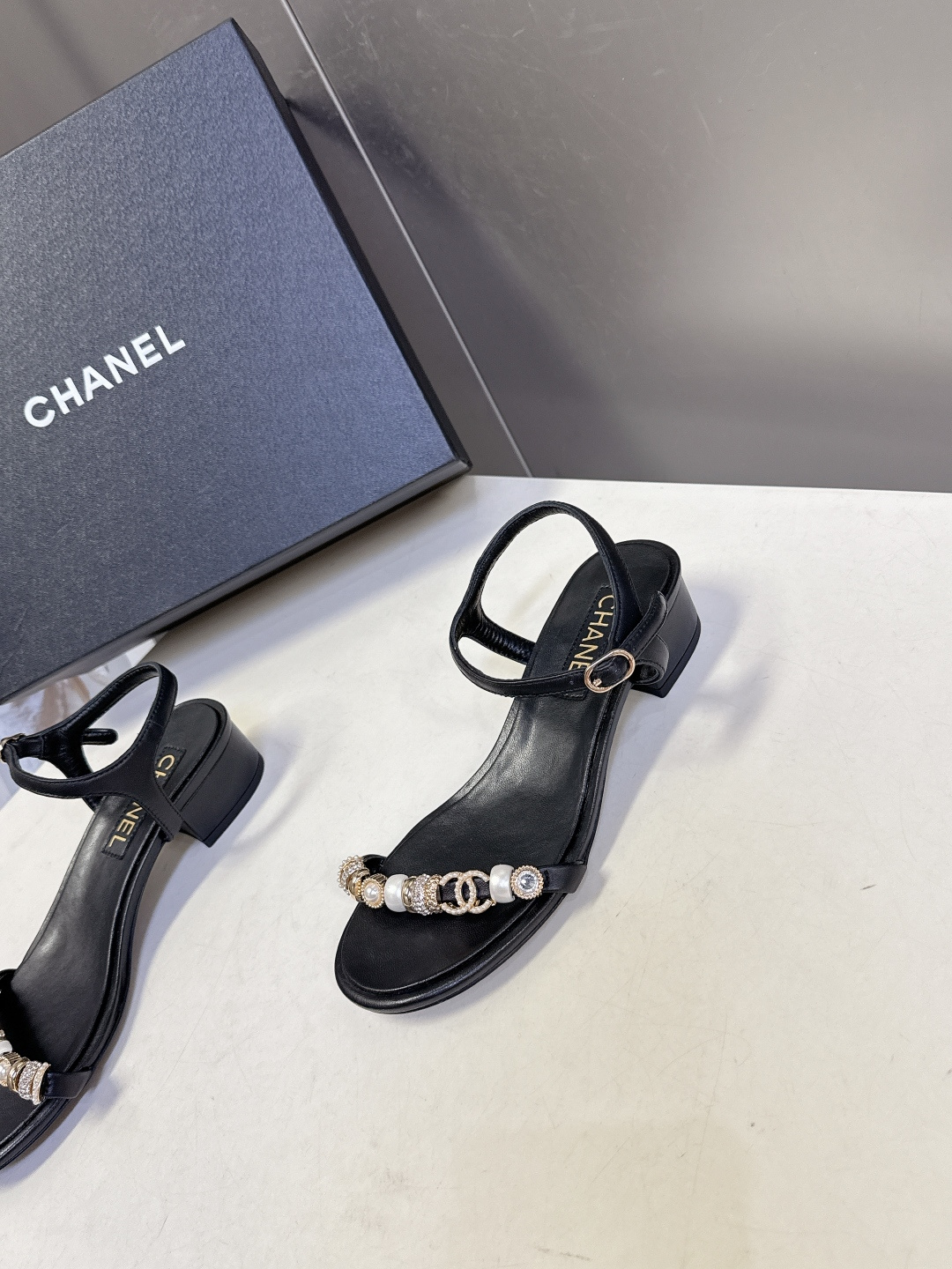 香奈儿CHANEL春夏最新款s珍珠链条粗跟一字带凉鞋超多明星网红种草 鞋头一字带印有双C定制金属扣 原版