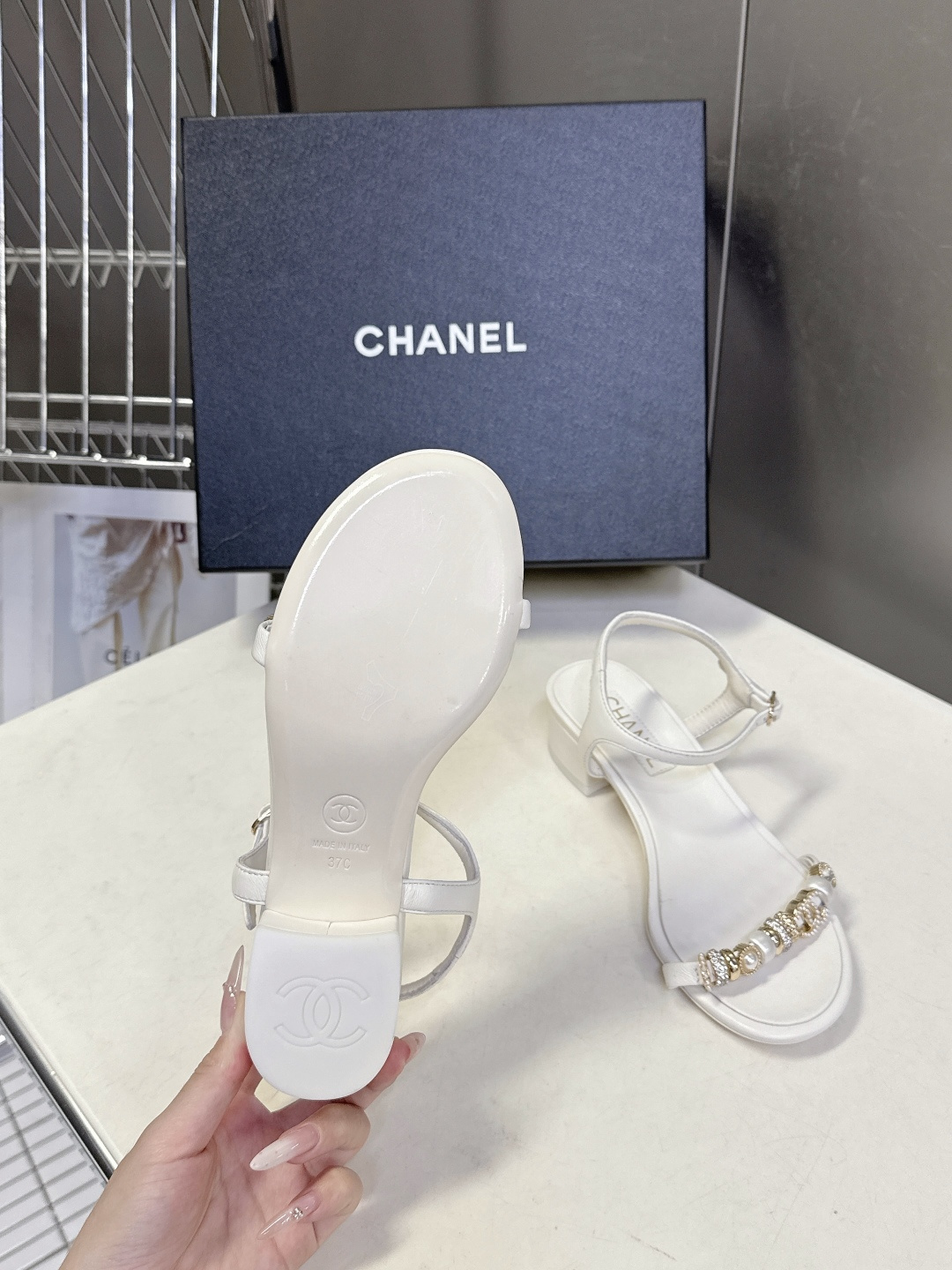 香奈儿CHANEL春夏最新款s珍珠链条粗跟一字带凉鞋超多明星网红种草 鞋头一字带印有双C定制金属扣 原版