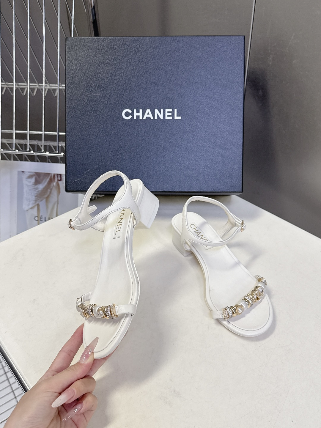 香奈儿CHANEL春夏最新款s珍珠链条粗跟一字带凉鞋超多明星网红种草 鞋头一字带印有双C定制金属扣 原版