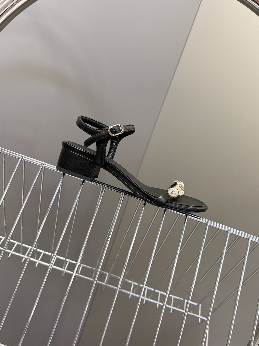 香奈儿CHANEL春夏最新款s珍珠链条粗跟一字带凉鞋超多明星网红种草 鞋头一字带印有双C定制金属扣 原版