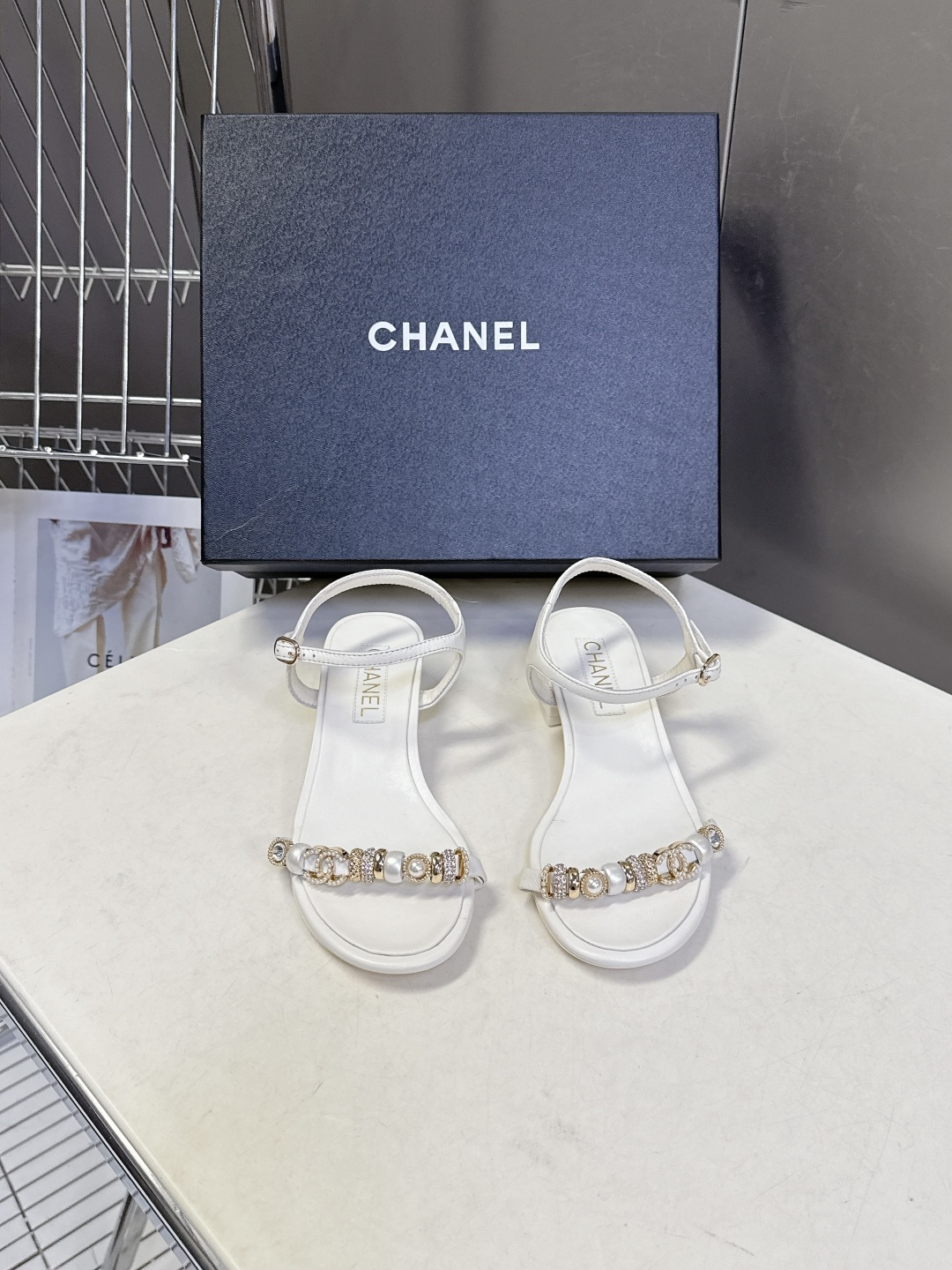 香奈儿CHANEL春夏最新款s珍珠链条粗跟一字带凉鞋超多明星网红种草 鞋头一字带印有双C定制金属扣 原版