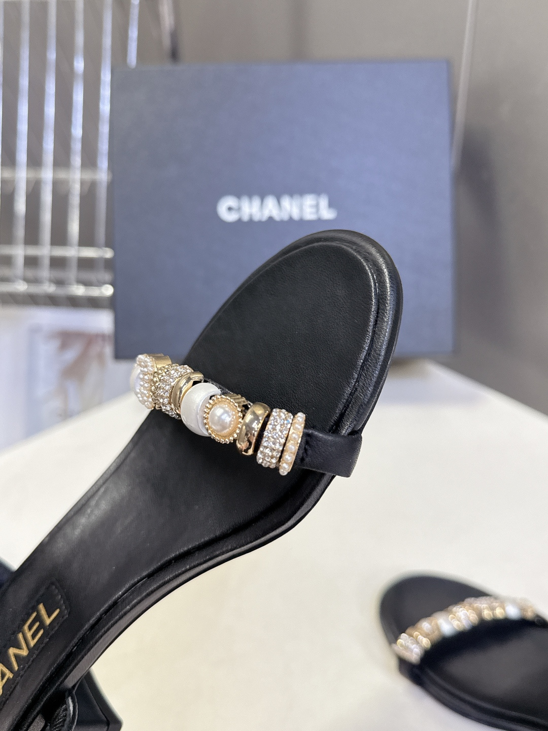 香奈儿CHANEL春夏最新款s珍珠链条粗跟一字带凉鞋超多明星网红种草 鞋头一字带印有双C定制金属扣 原版