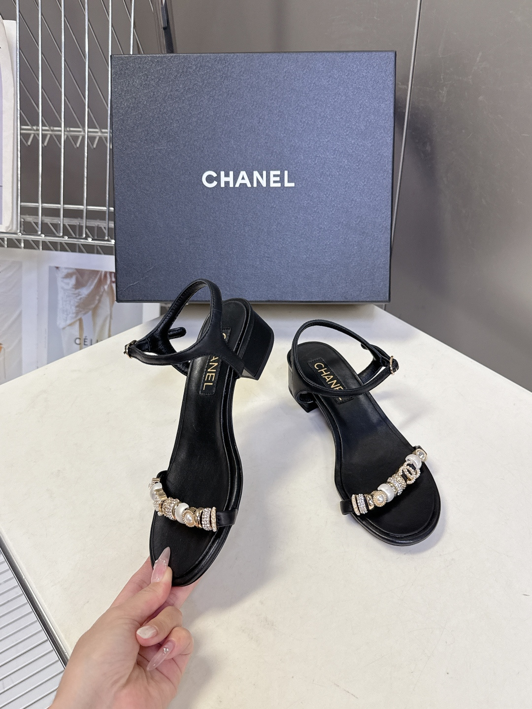 香奈儿CHANEL春夏最新款s珍珠链条粗跟一字带凉鞋超多明星网红种草 鞋头一字带印有双C定制金属扣 原版