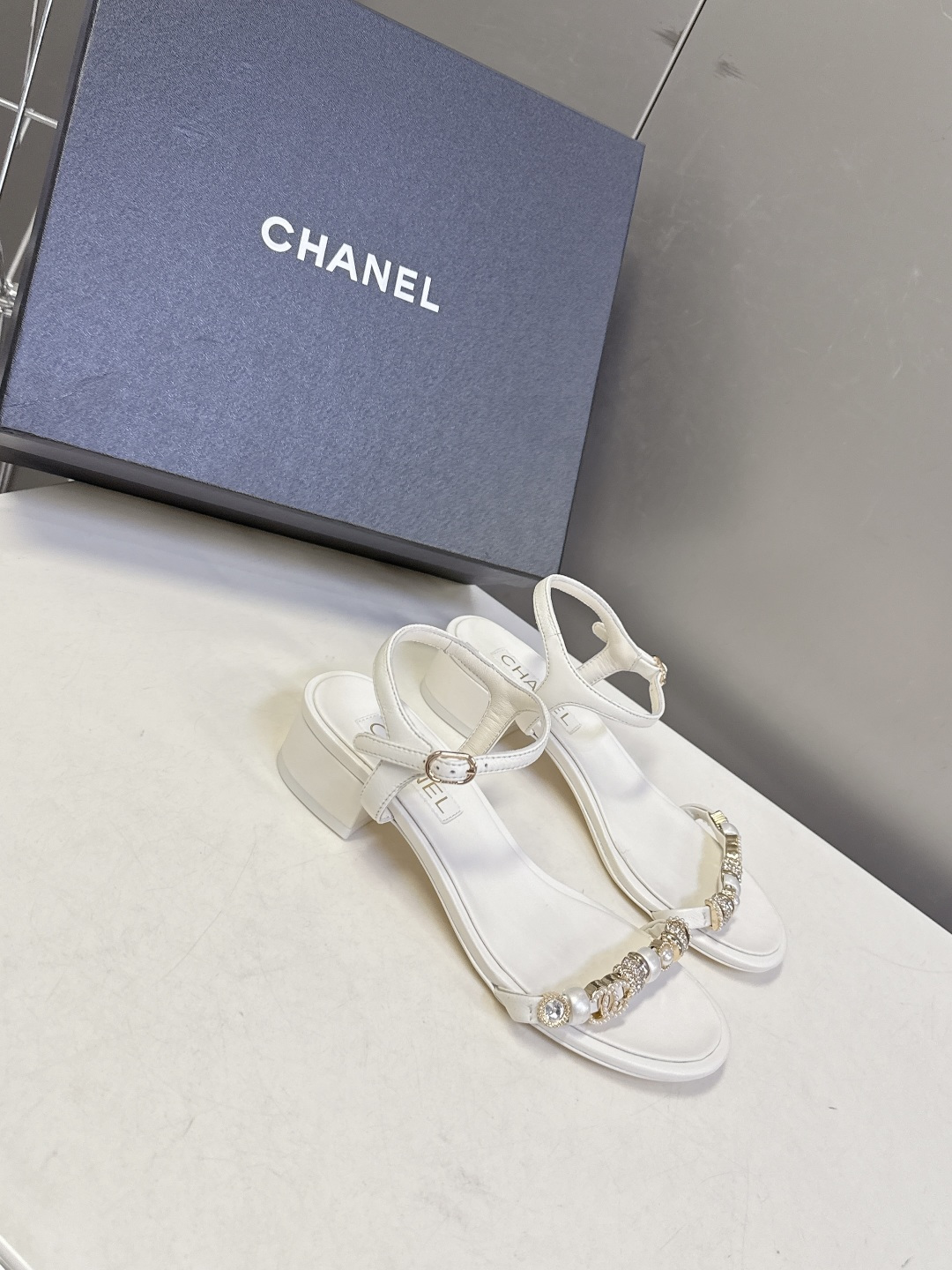 香奈儿CHANEL春夏最新款s珍珠链条粗跟一字带凉鞋超多明星网红种草 鞋头一字带印有双C定制金属扣 原版