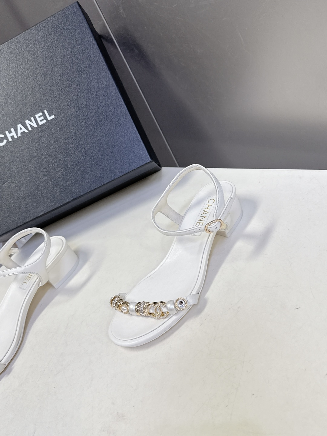 香奈儿CHANEL春夏最新款s珍珠链条粗跟一字带凉鞋超多明星网红种草 鞋头一字带印有双C定制金属扣 原版