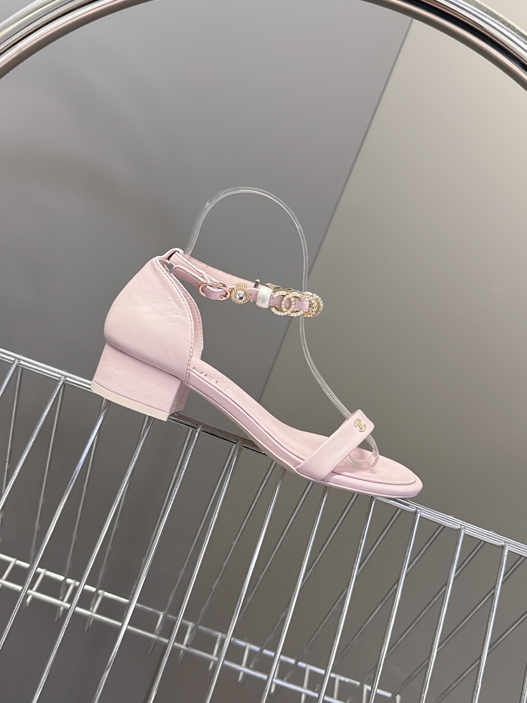 香奈儿CHANEL春夏最新款s珍珠链条粗跟一字带凉鞋超多明星网红种草 鞋头一字带印有双C定制金属扣 原版