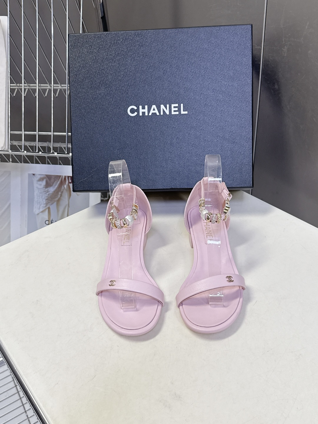 香奈儿CHANEL春夏最新款s珍珠链条粗跟一字带凉鞋超多明星网红种草 鞋头一字带印有双C定制金属扣 原版