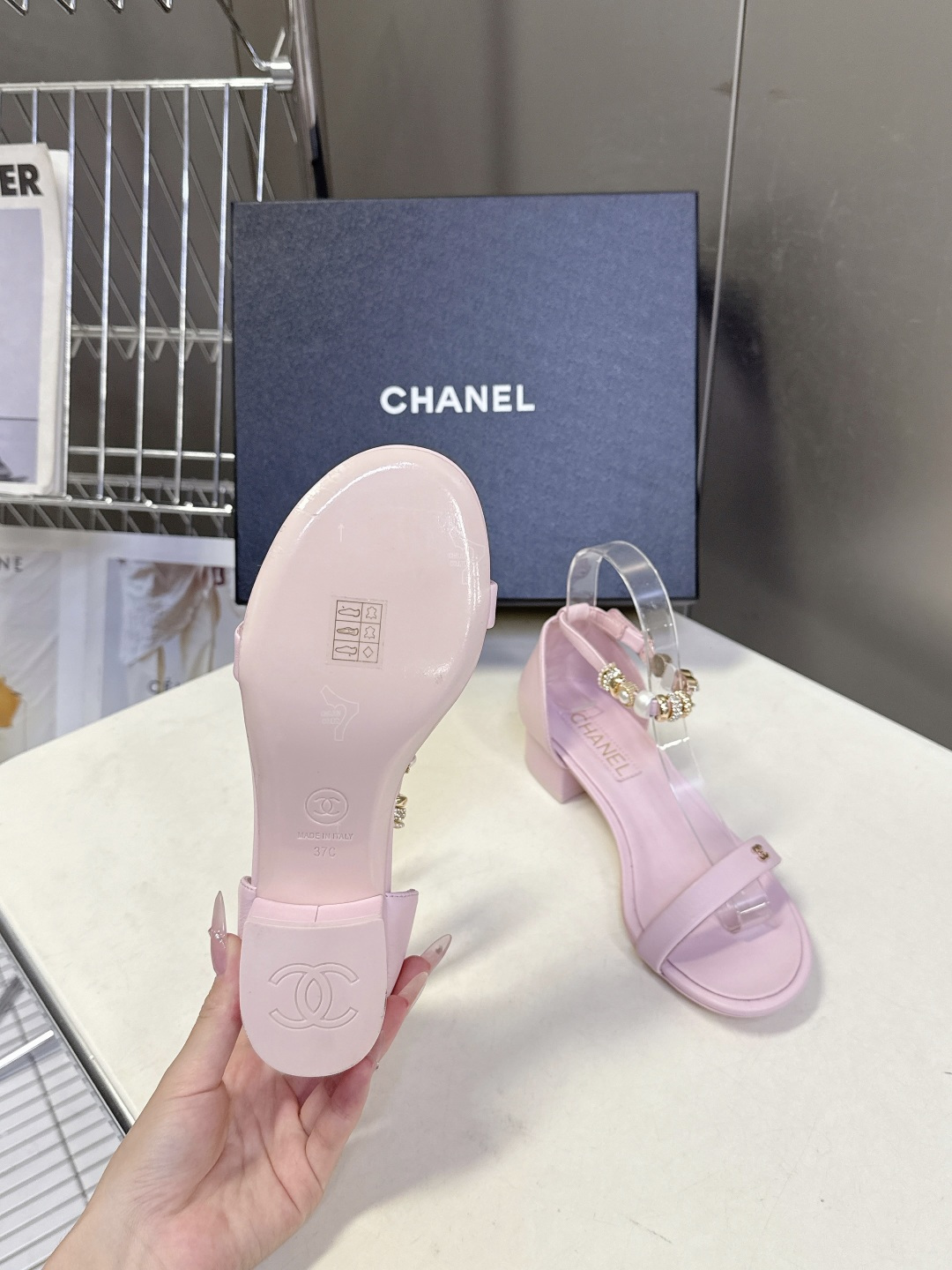 香奈儿CHANEL春夏最新款s珍珠链条粗跟一字带凉鞋超多明星网红种草 鞋头一字带印有双C定制金属扣 原版