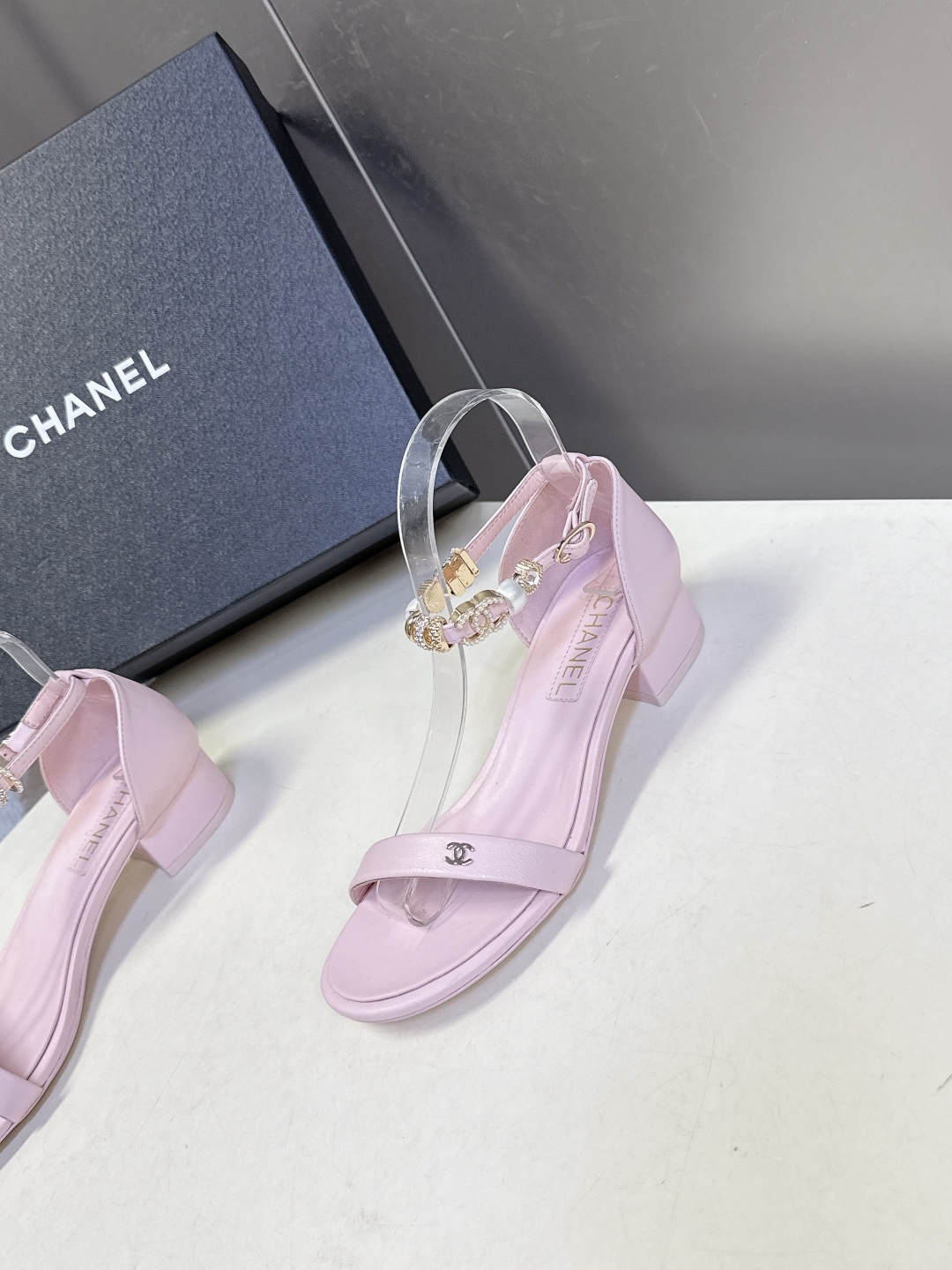 香奈儿CHANEL春夏最新款s珍珠链条粗跟一字带凉鞋超多明星网红种草 鞋头一字带印有双C定制金属扣 原版