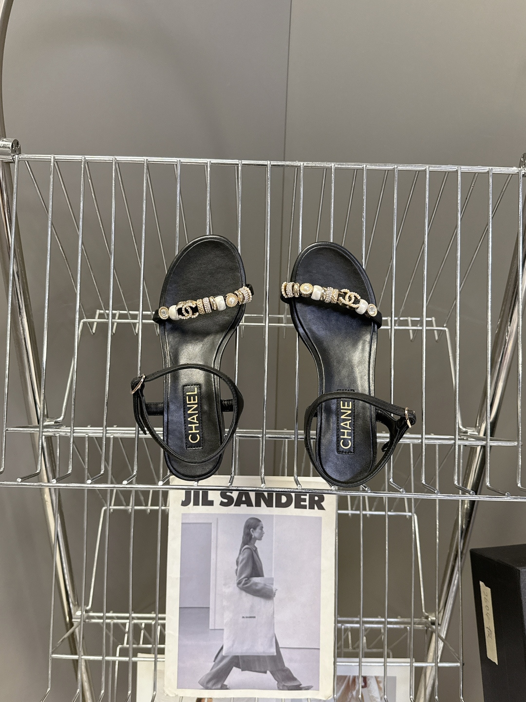 香奈儿CHANEL春夏最新款s珍珠链条粗跟一字带凉鞋超多明星网红种草 鞋头一字带印有双C定制金属扣 原版