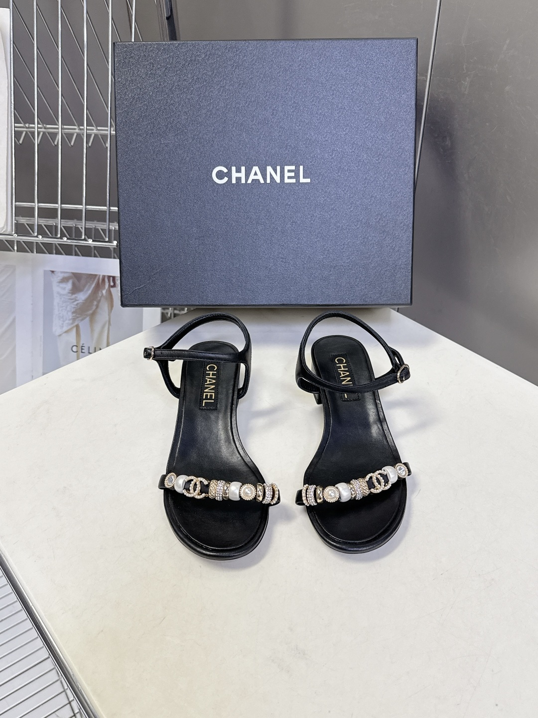 香奈儿CHANEL春夏最新款s珍珠链条粗跟一字带凉鞋超多明星网红种草 鞋头一字带印有双C定制金属扣 原版