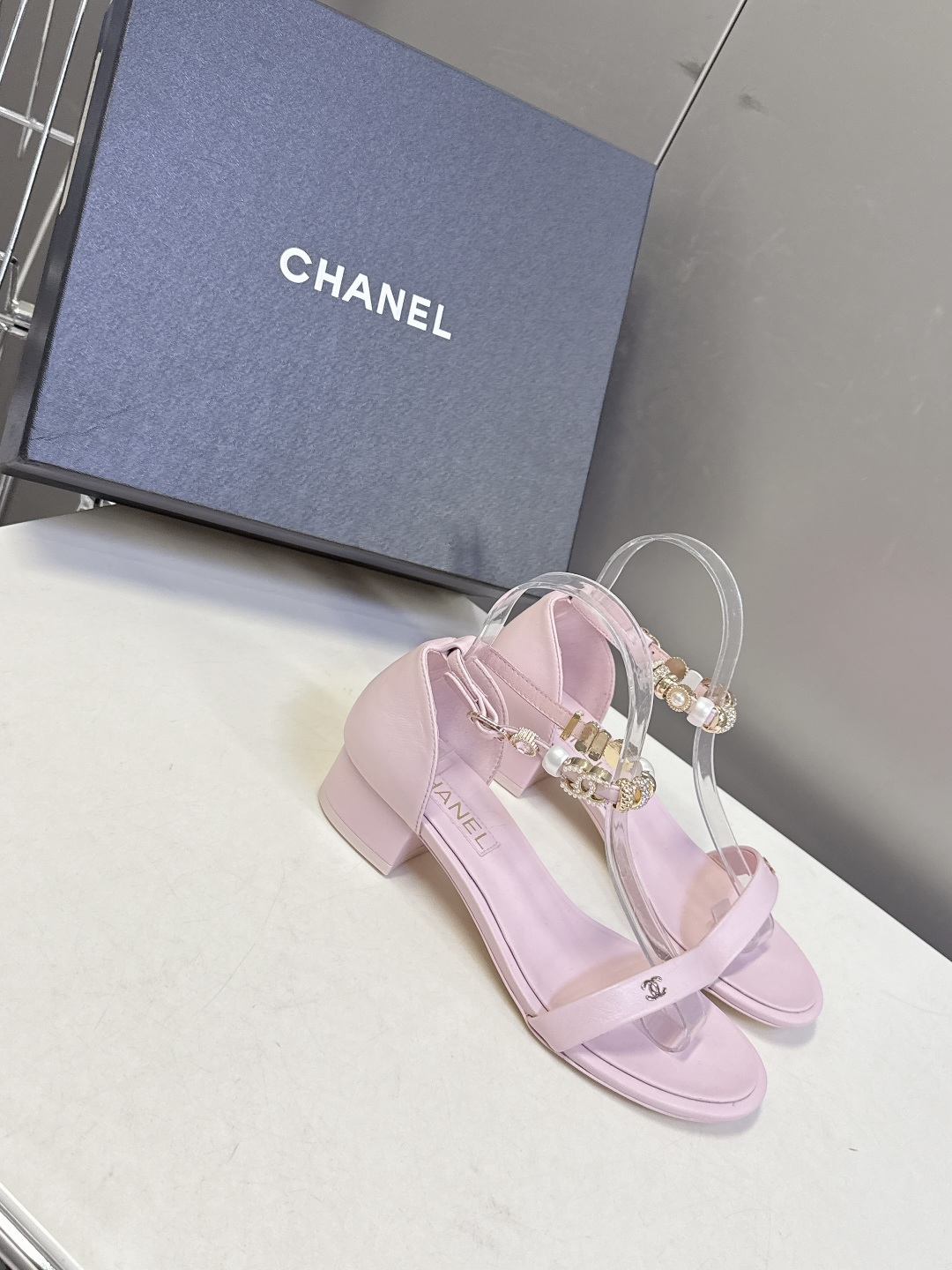 香奈儿CHANEL春夏最新款s珍珠链条粗跟一字带凉鞋超多明星网红种草 鞋头一字带印有双C定制金属扣 原版