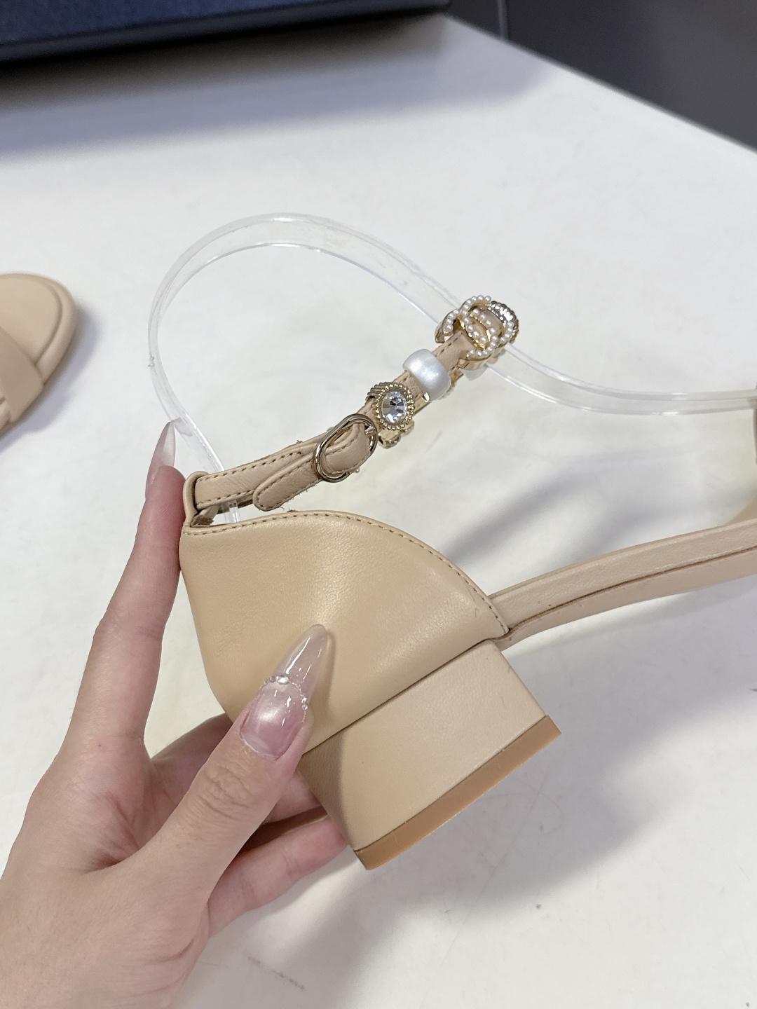 香奈儿CHANEL春夏最新款s珍珠链条粗跟一字带凉鞋超多明星网红种草 鞋头一字带印有双C定制金属扣 原版