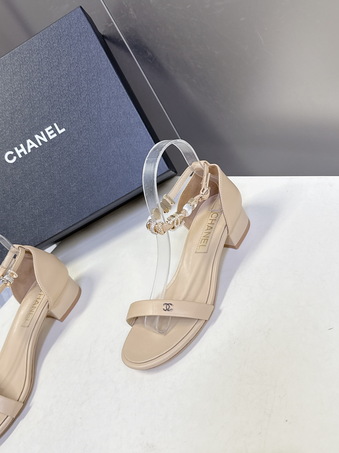 香奈儿CHANEL春夏最新款s珍珠链条粗跟一字带凉鞋超多明星网红种草 鞋头一字带印有双C定制金属扣 原版