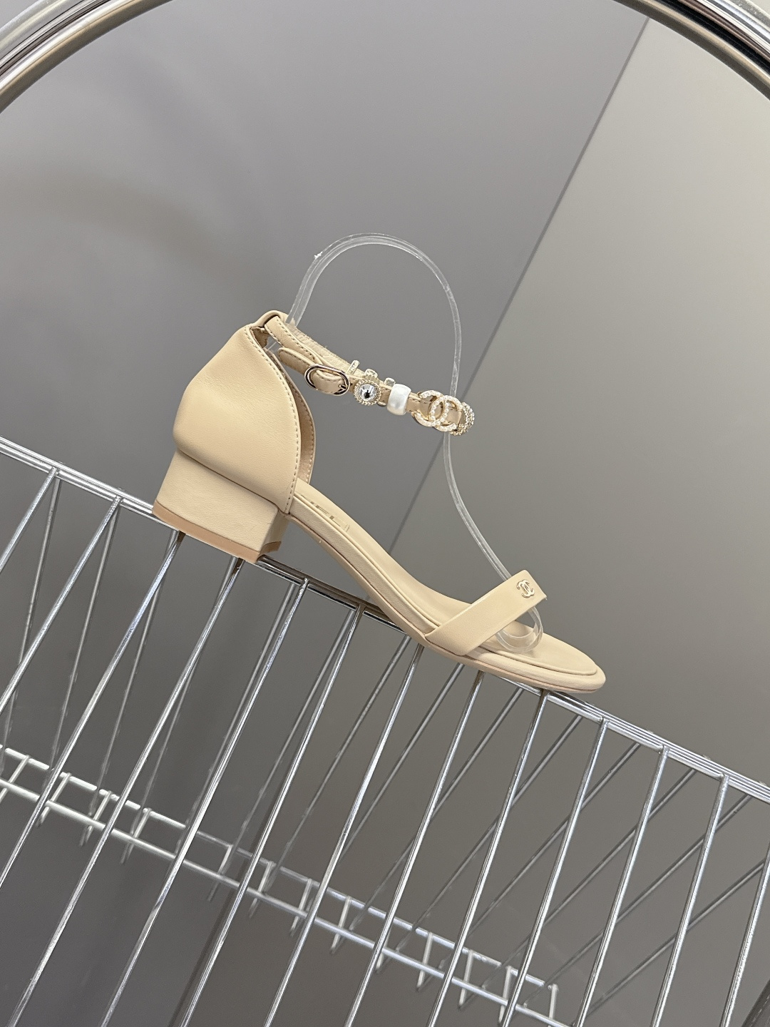香奈儿CHANEL春夏最新款s珍珠链条粗跟一字带凉鞋超多明星网红种草 鞋头一字带印有双C定制金属扣 原版