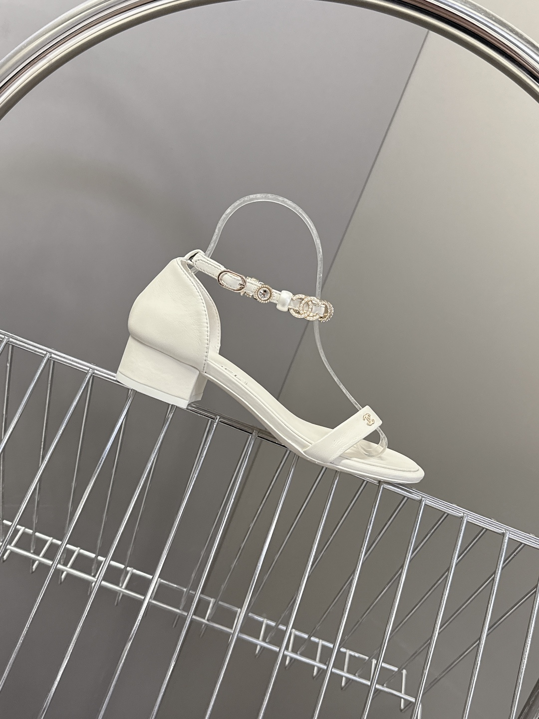 香奈儿CHANEL春夏最新款s珍珠链条粗跟一字带凉鞋超多明星网红种草 鞋头一字带印有双C定制金属扣 原版