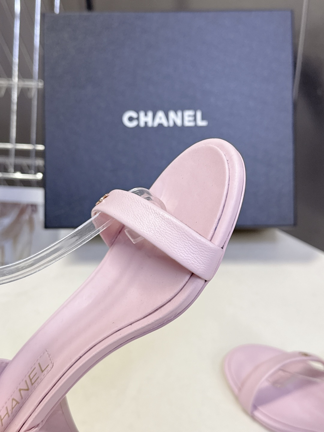 香奈儿CHANEL春夏最新款s珍珠链条粗跟一字带凉鞋超多明星网红种草 鞋头一字带印有双C定制金属扣 原版