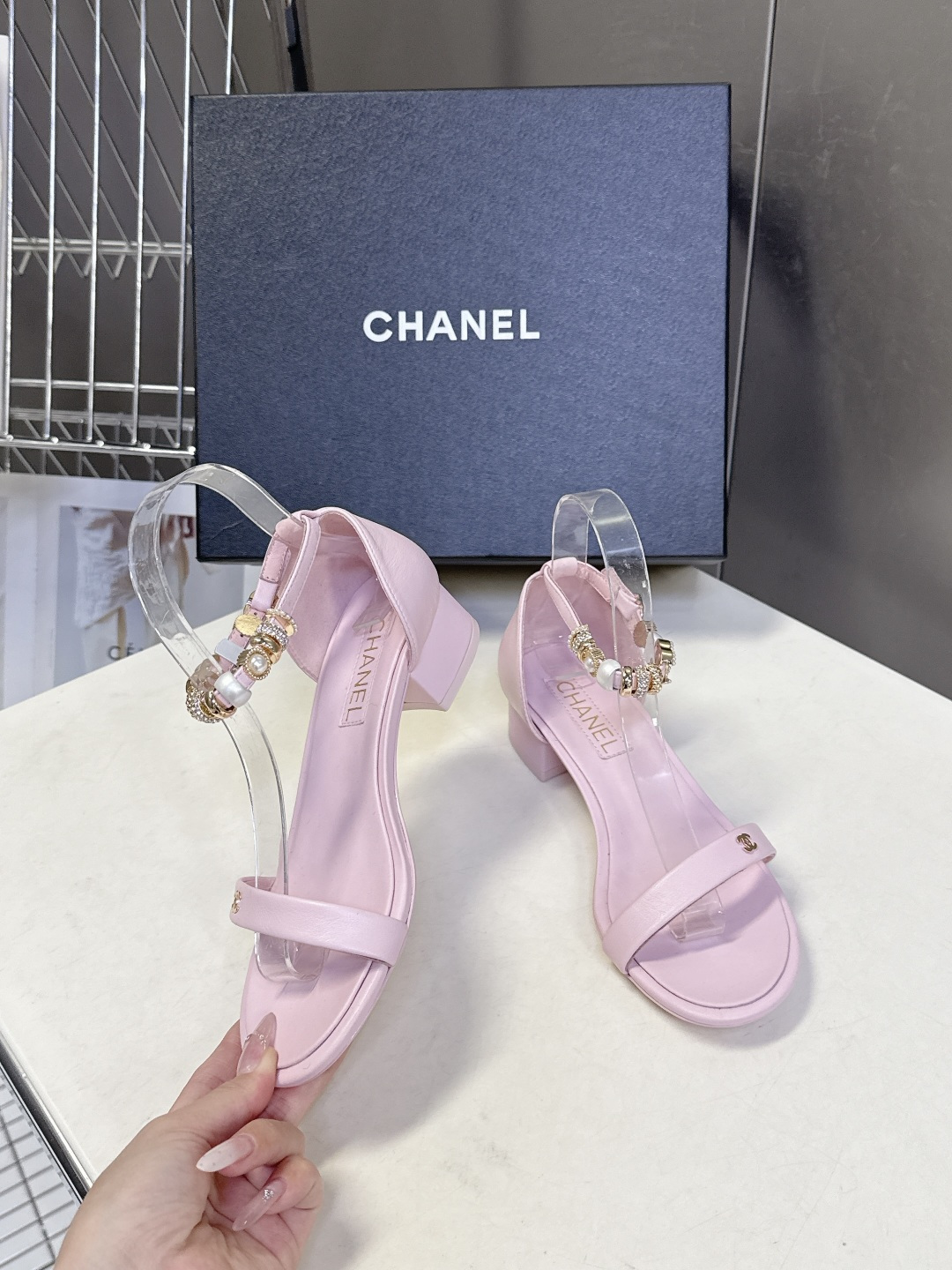 香奈儿CHANEL春夏最新款s珍珠链条粗跟一字带凉鞋超多明星网红种草 鞋头一字带印有双C定制金属扣 原版