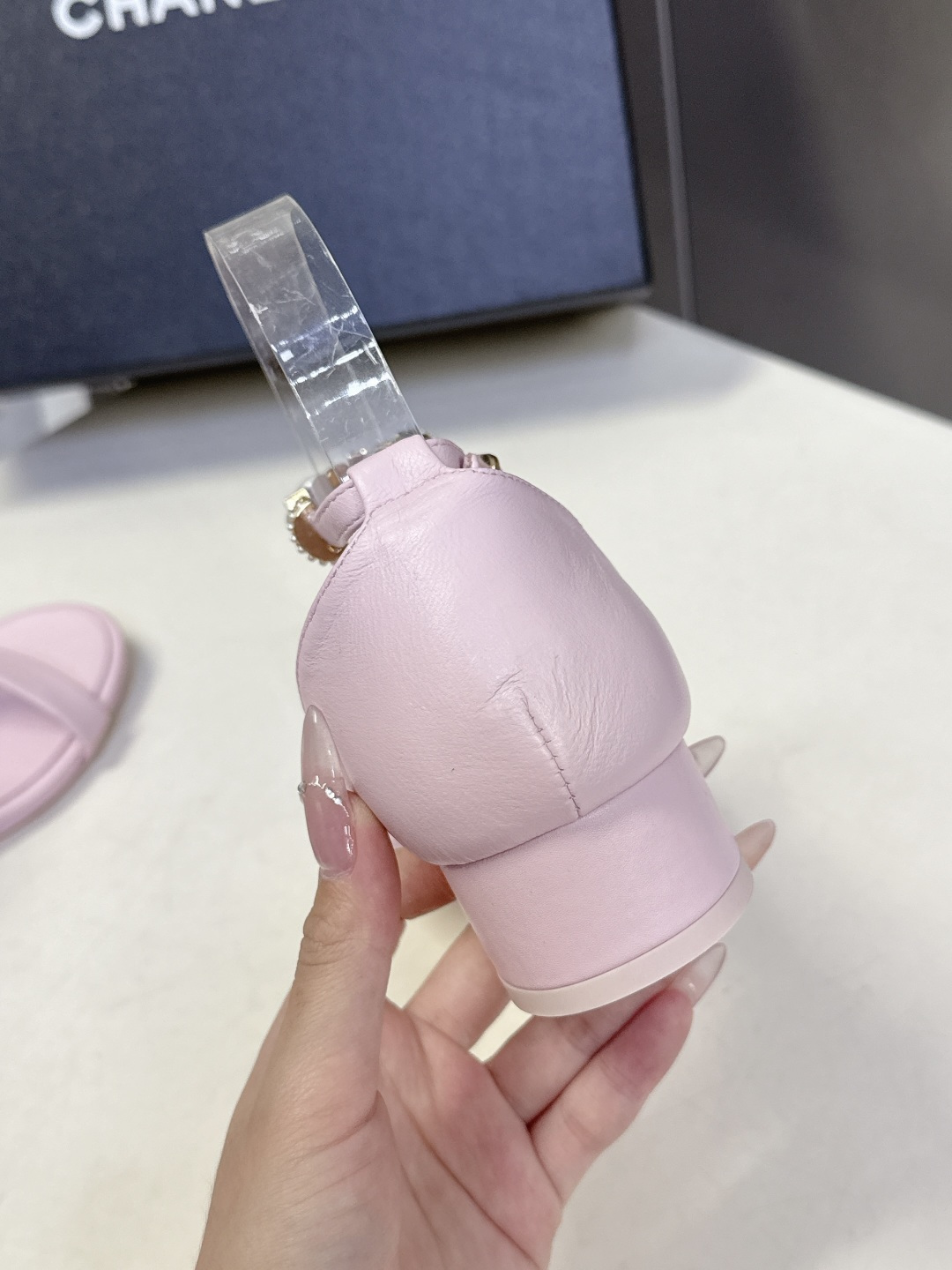 香奈儿CHANEL春夏最新款s珍珠链条粗跟一字带凉鞋超多明星网红种草 鞋头一字带印有双C定制金属扣 原版