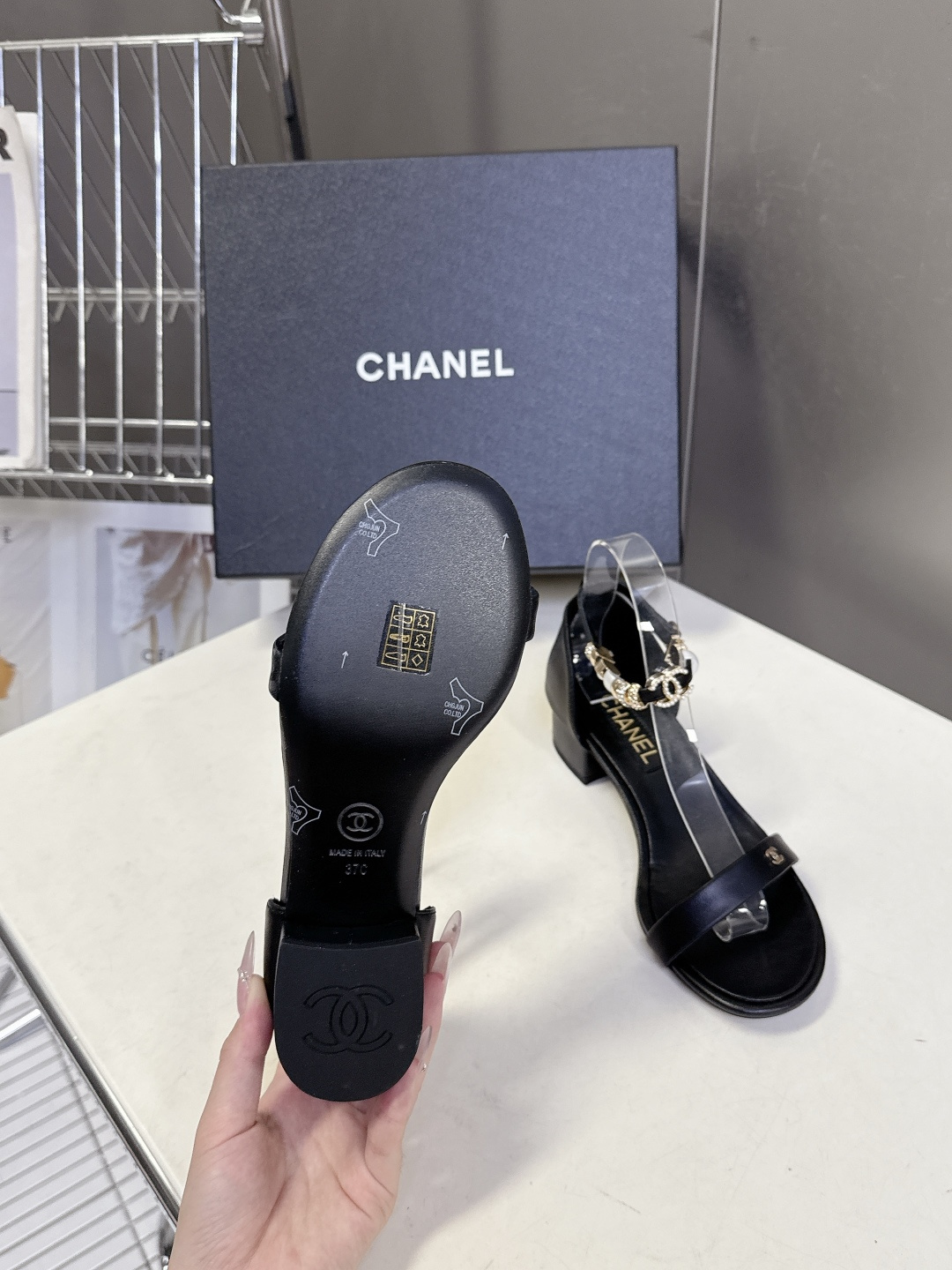 香奈儿CHANEL春夏最新款s珍珠链条粗跟一字带凉鞋超多明星网红种草 鞋头一字带印有双C定制金属扣 原版